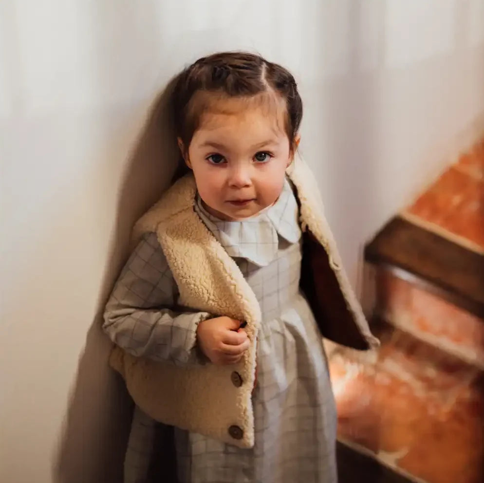 robe fille col claudine, tissu gris clair à carreaux