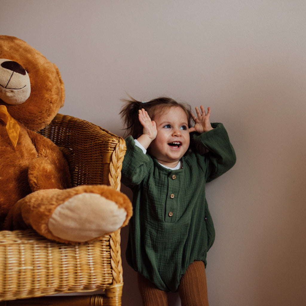 barboteuse bébé double gaze de coton bio GOTS, couleur kaki, boutons en noix de coco