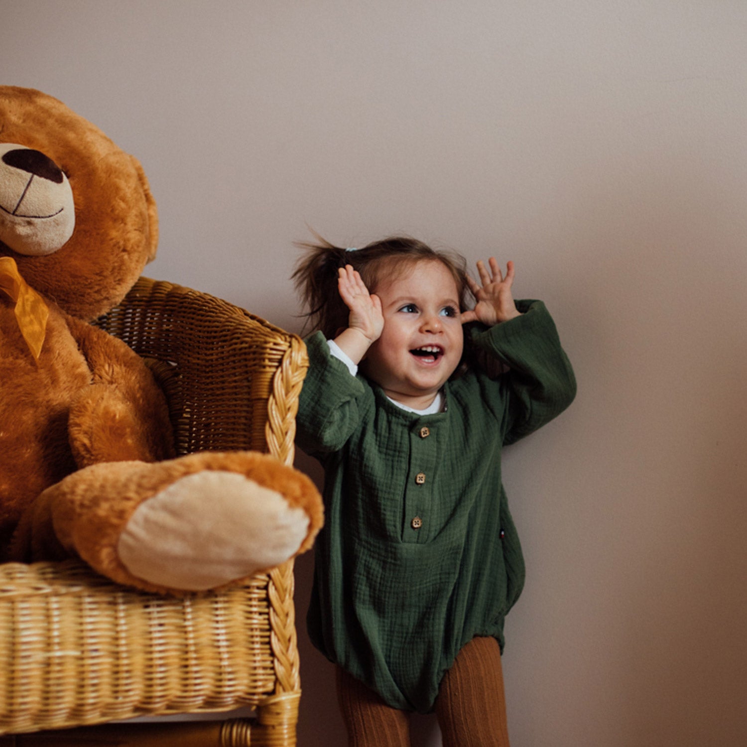 barboteuse bébé double gaze de coton bio GOTS, couleur kaki, boutons en noix de coco