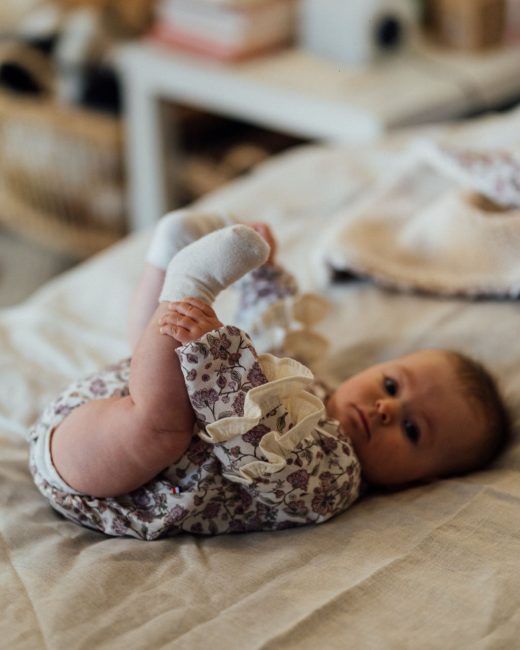 Barboteuse pour bébé en tissu fleuri violet lavande. Made in France, coton bio GOTS