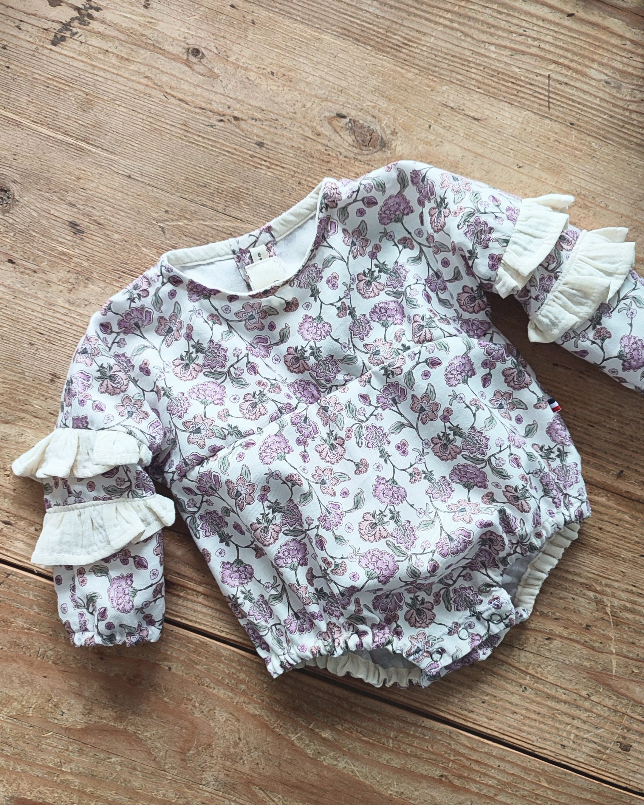 Barboteuse pour bébé en tissu fleuri violet lavande. Made in France, coton bio GOTS