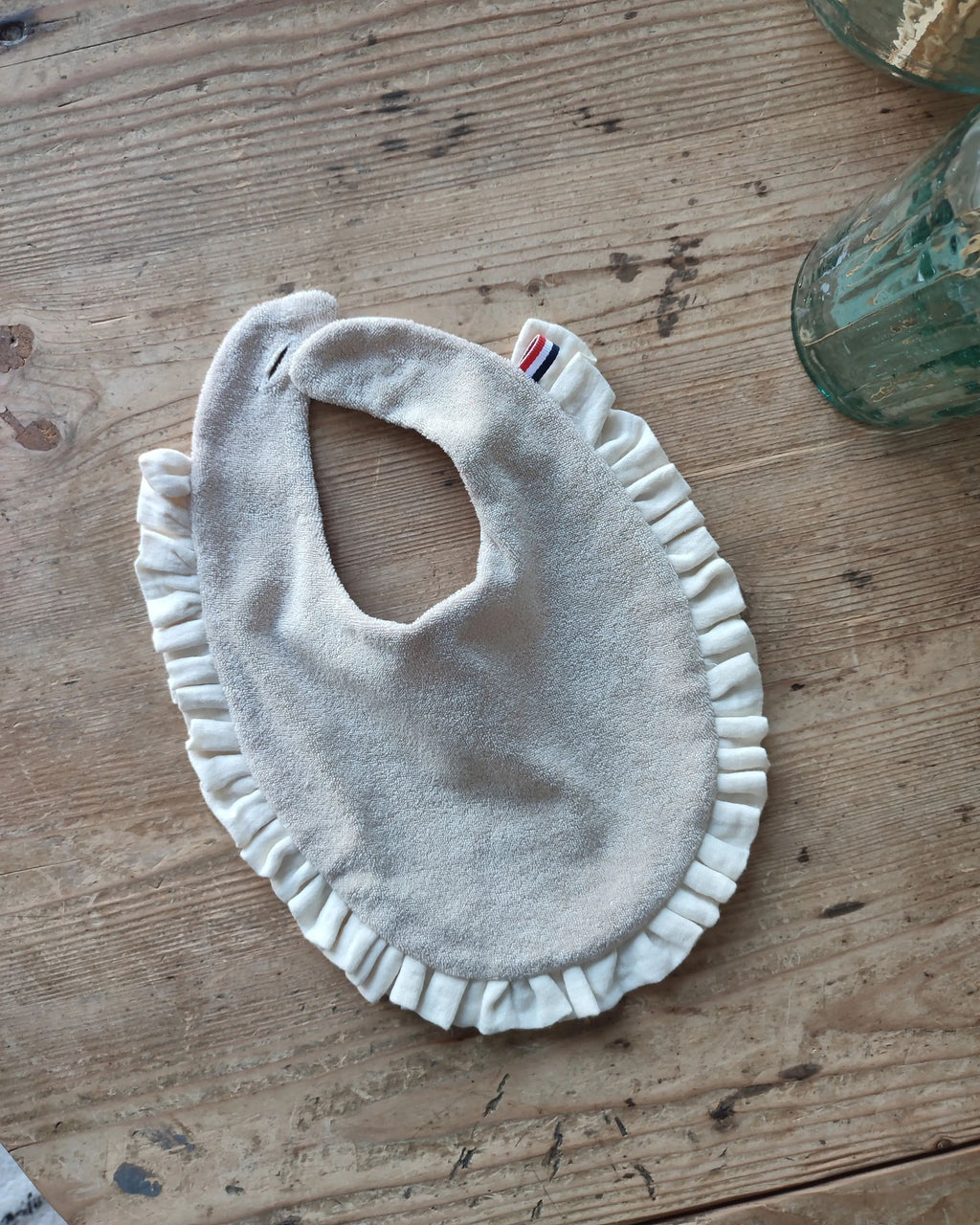 Verso du bavoir fleuri bébé en éponge OEKOTEX