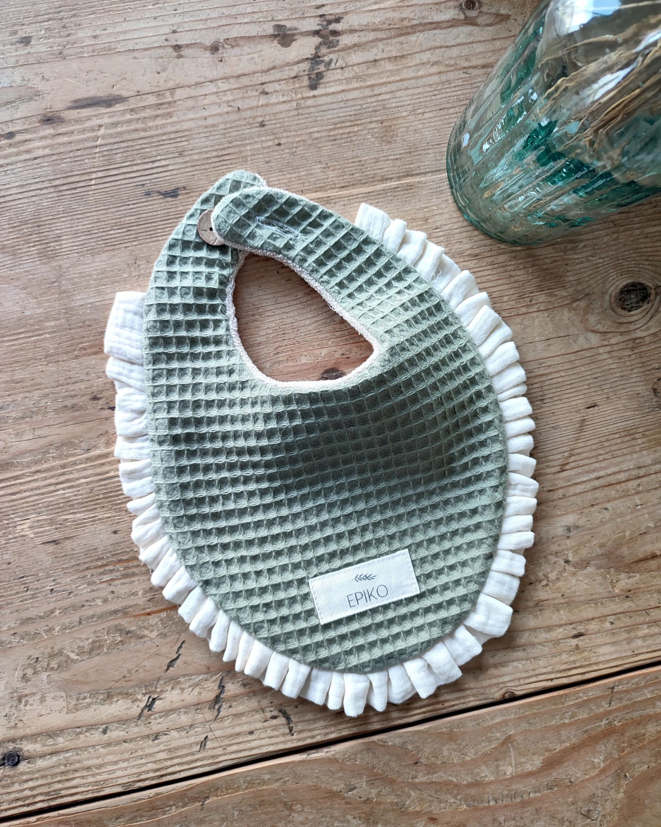 Bavoir bébé en nid d'abeille vert olive réversible microéponge beige clair. Idéal cadeau de naissance. Made in France. Coton GOTS