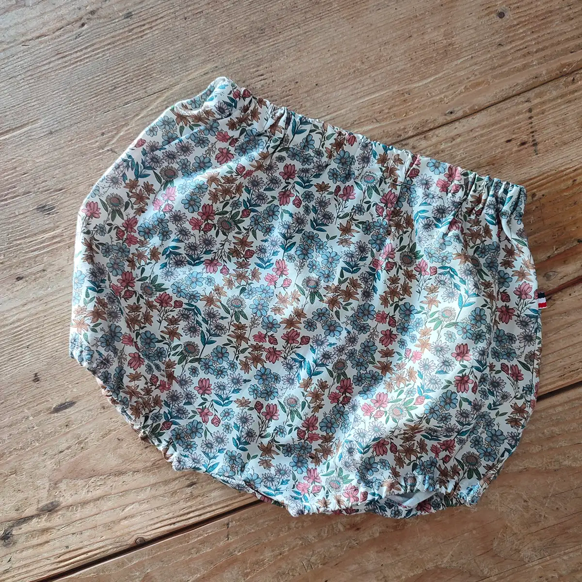 Bloomer fleuri pour bébé. En coton bio GOTS imprimé. Fabrication française.