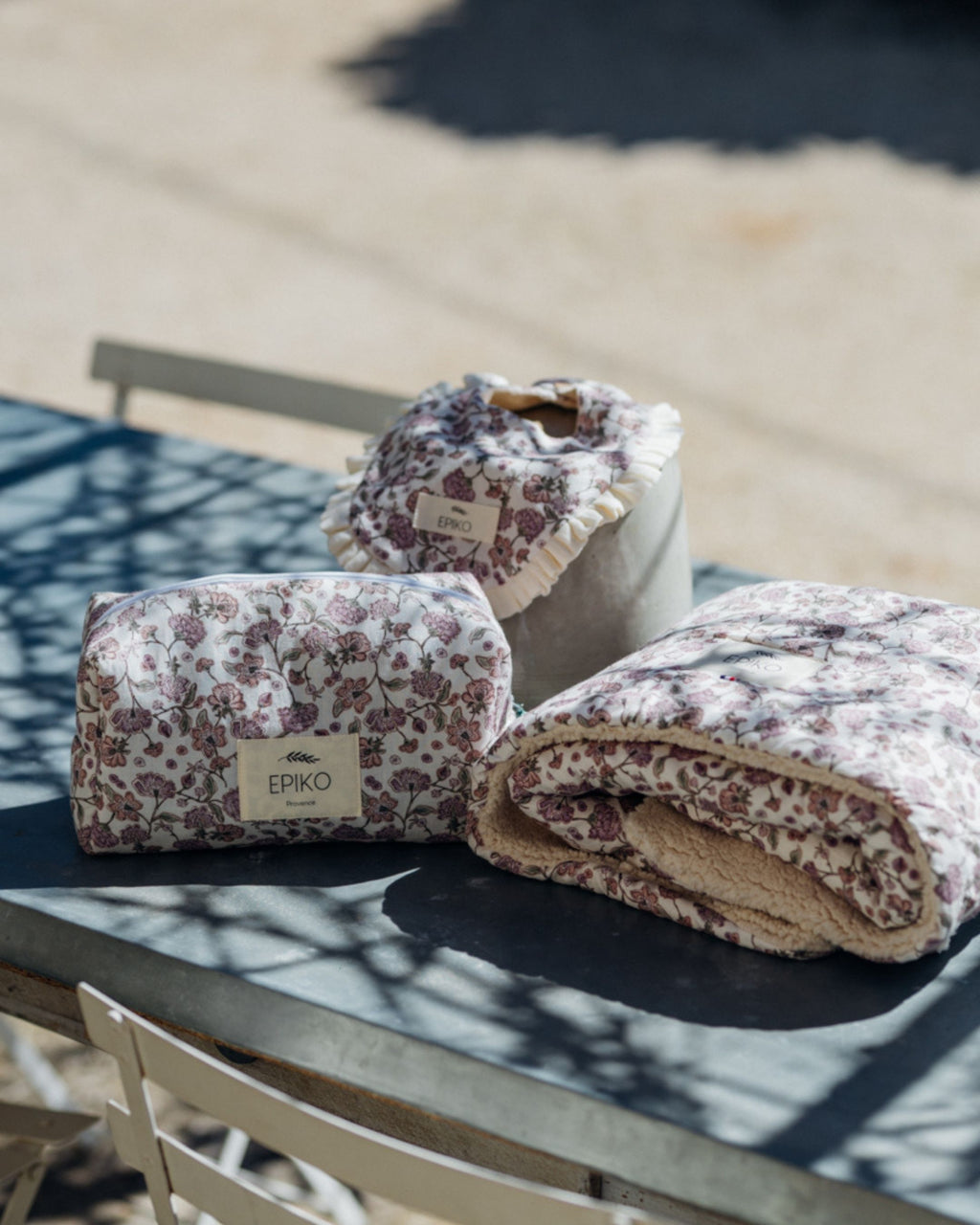 Cadeau de naissance fille, puériculture, made in France, coton bio GOTS. Tissu fleuri Liberty
