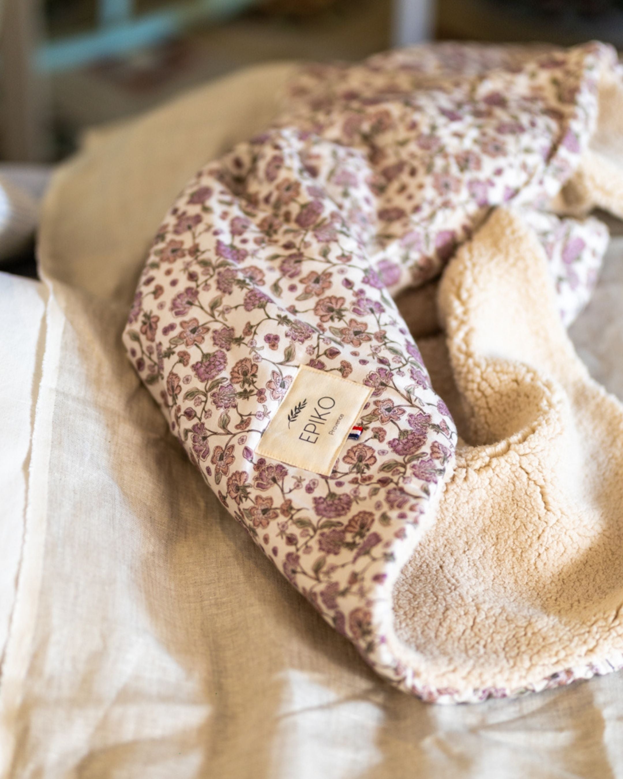 Couverture de naissance pour bébé en tissu fleuri et sherpa écru. 100 cm par 100 cm. Made in France. Coton GOTS