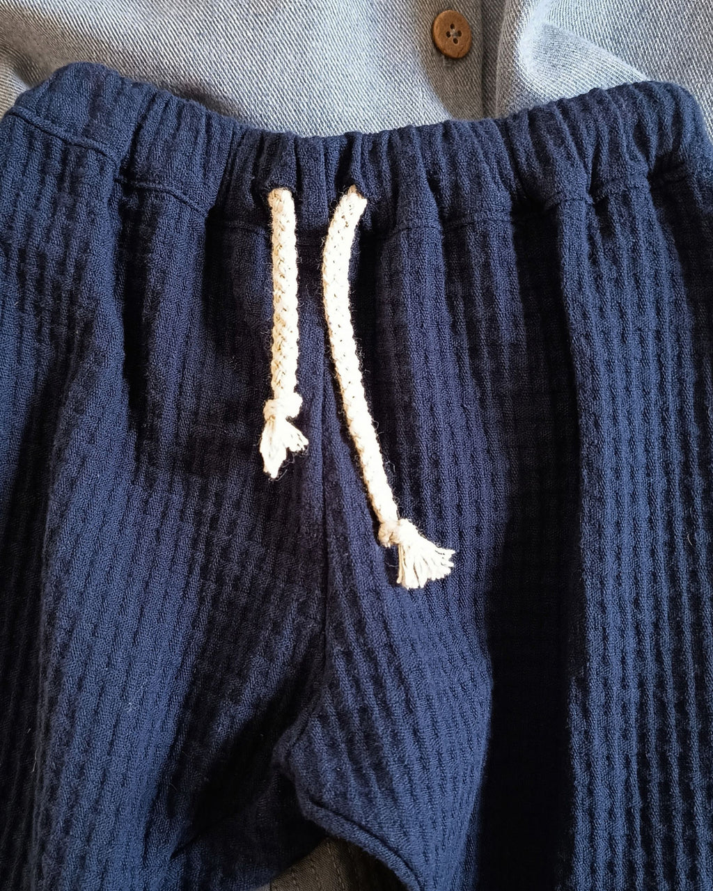 Pantalon en coton bio pour bébé, couleur bleu marine, tissu style nid d'abeille. Made in france