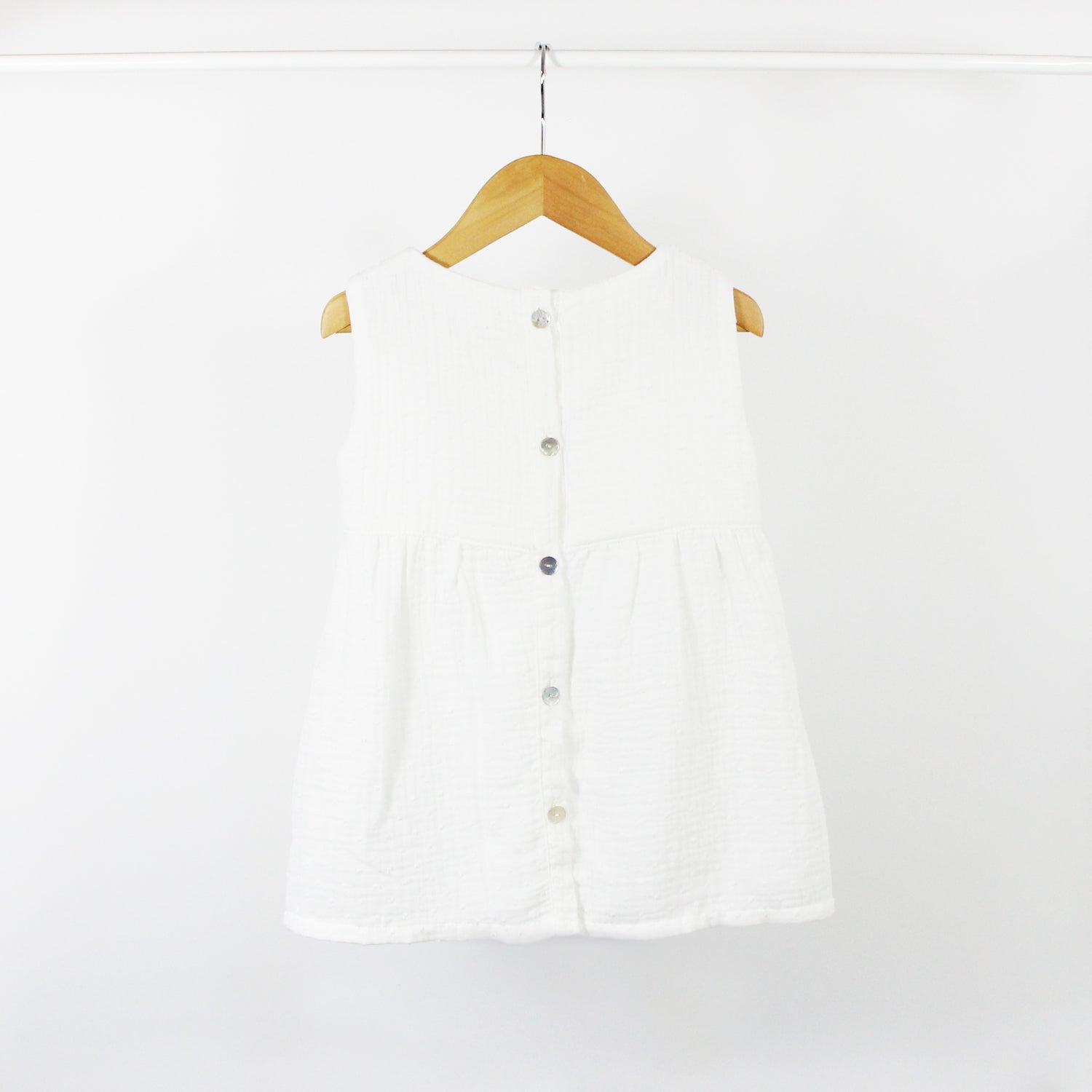 Arrière de la robe cérémonie blanche