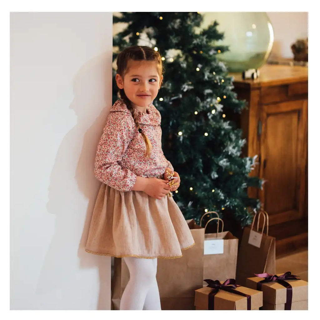 Enfant et bébé habillés pour Noël, ambiance festive et chaleureuse, tenues confortables et élégante