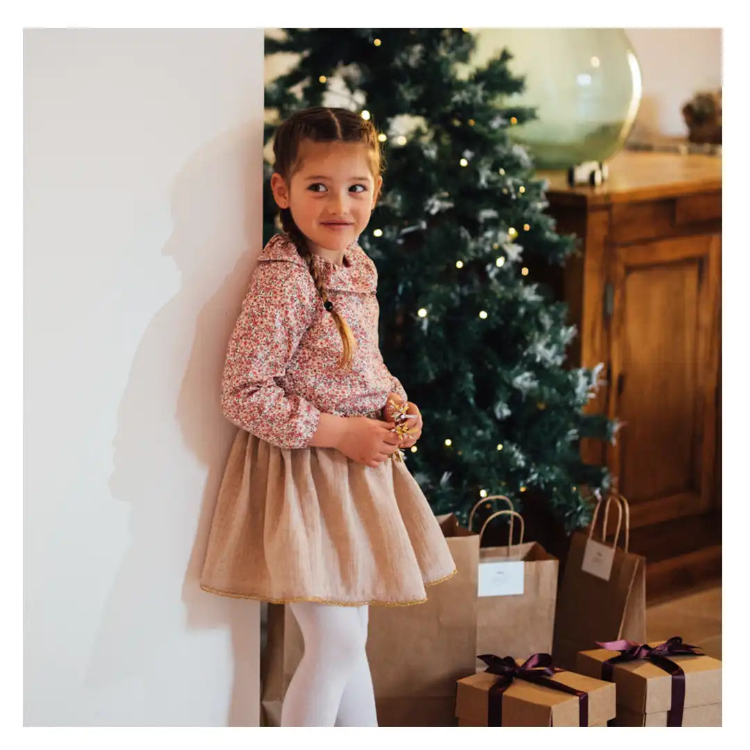 Enfant et bébé habillés pour Noël, ambiance festive et chaleureuse, tenues confortables et élégante