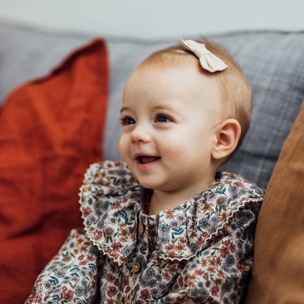 barboteuse fille fleuri en coton bio GOTS. Détail de dentelle et col volanté. Fabrication Française.