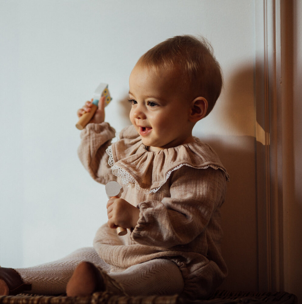 barboteuse double gaze de coton bio GOTS pour bébé fille. Détail de dentelle et col volanté. Fabrication Française.