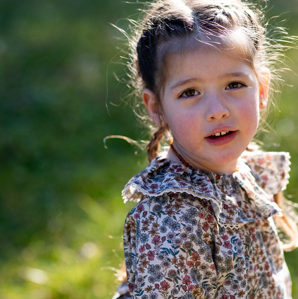 Blouse fille fleuri en coton bio GOTS. Colerette et dentelle pour une touche délicate. Made in France