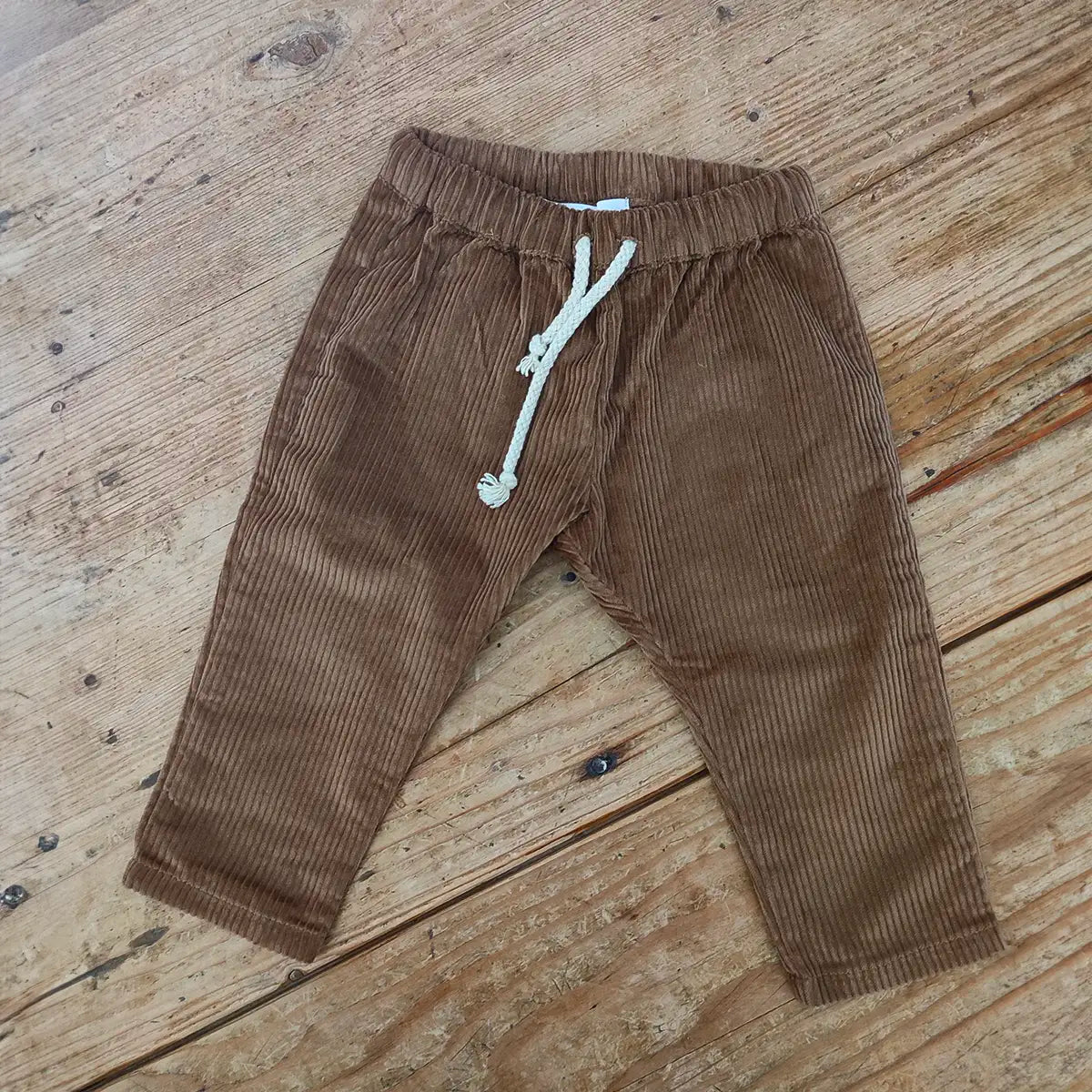 pantalon enfant velours couleur praline. Coton bio GOTS. Made in France.