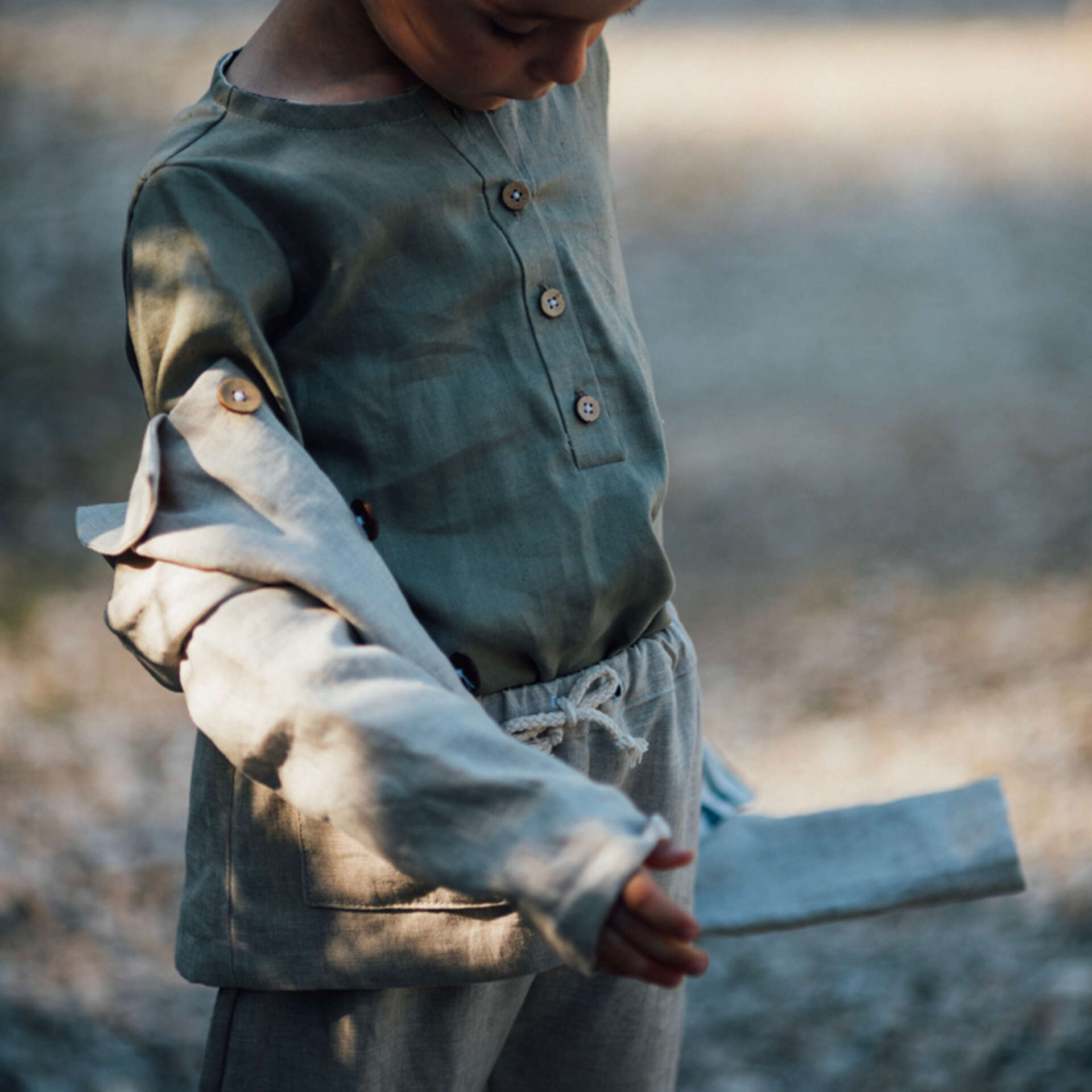 Le top tunisien enfant en lin olive LIERRE de la marque Epiko.