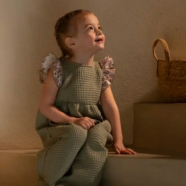 Conbi bébé en nid d'abeille kaki, coton bio GOTS, volant en tissu fleuri