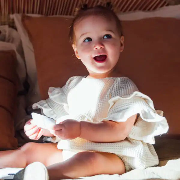 Bébé portant une barboteuse en coton bio EPIKO, doux et confortable