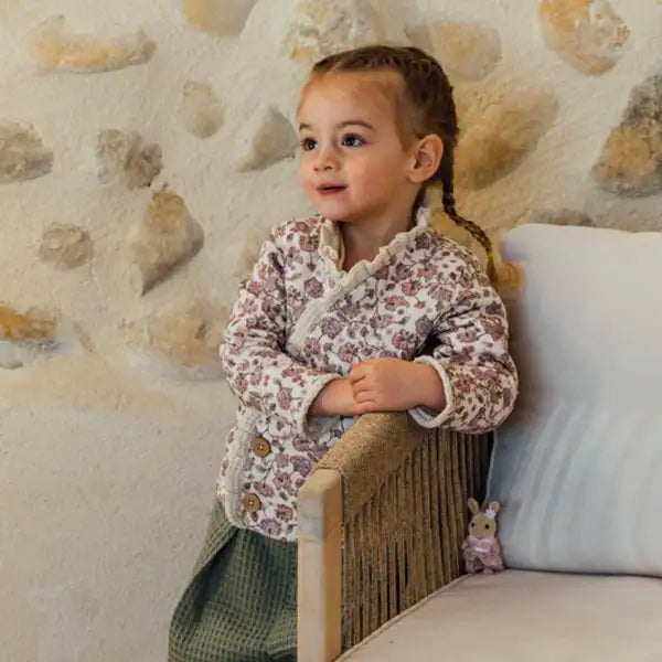Veste bébé en coton bio matelassé, tissu fleuri violet et volant en nid d'abeille écru