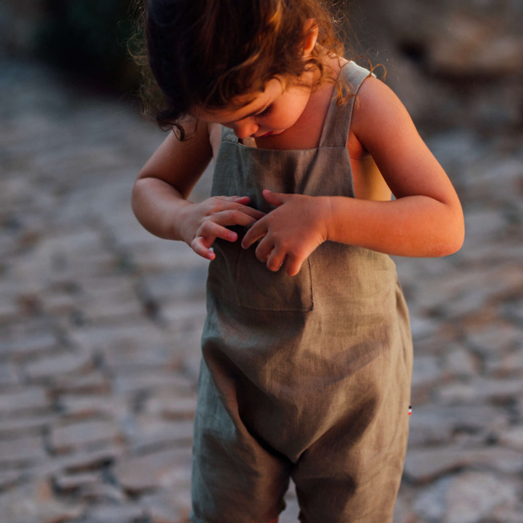 salopette enfant en lin naturel, couleur olive