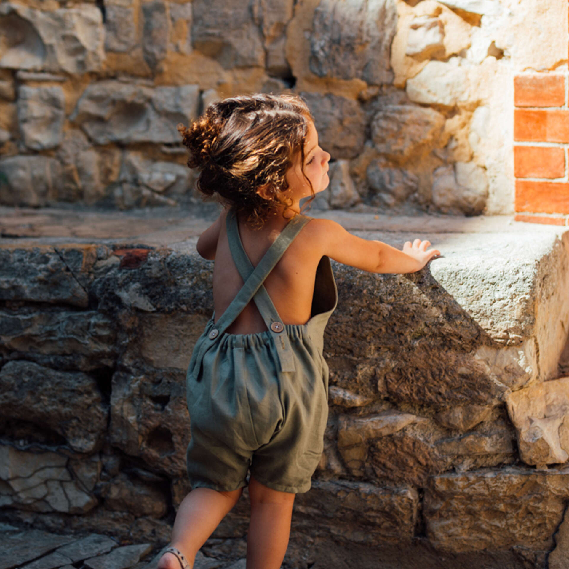 salopette enfant en lin naturel, couleur olive