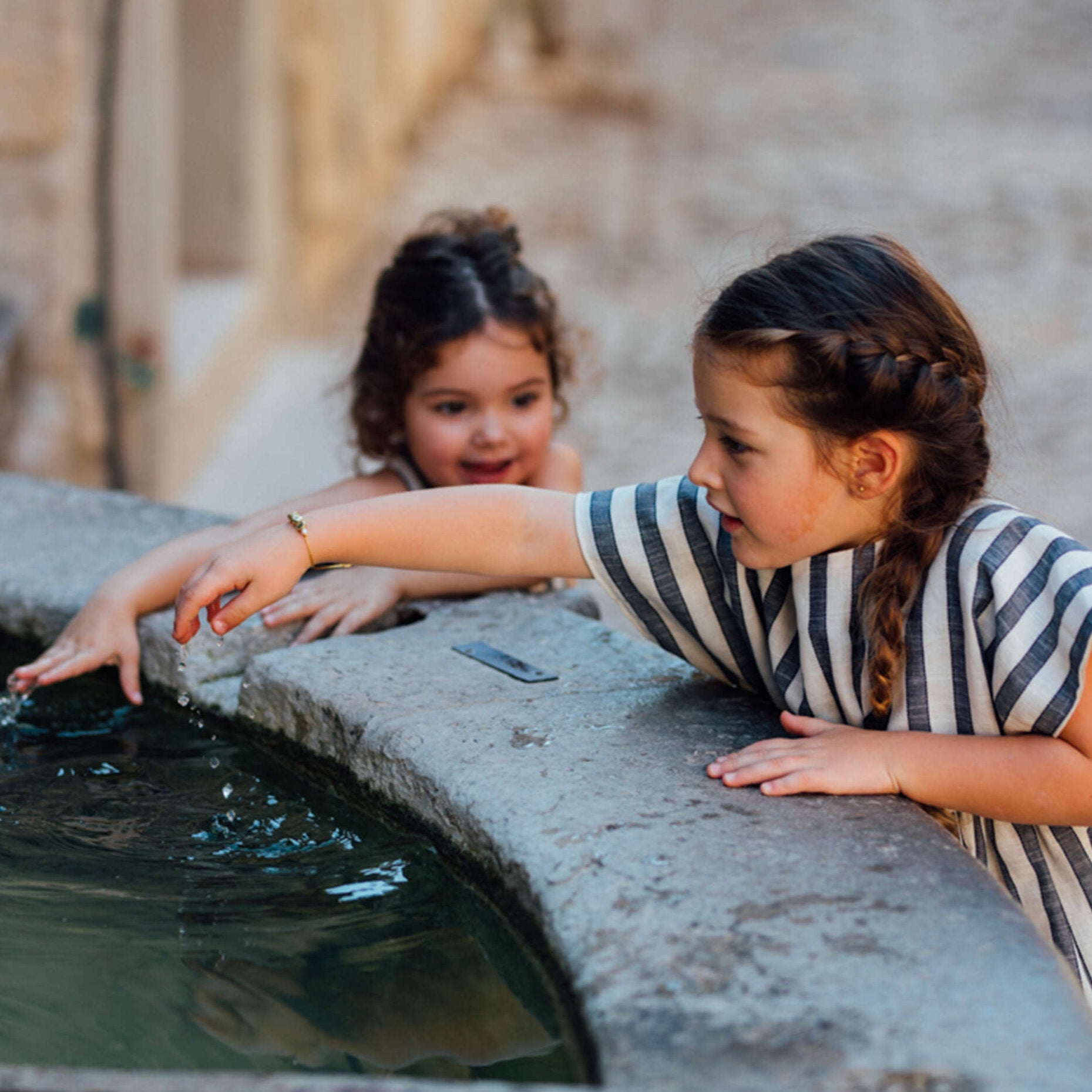 Laver les vêtements à basse température et utiliser des lessives écologiques pour une mode durable