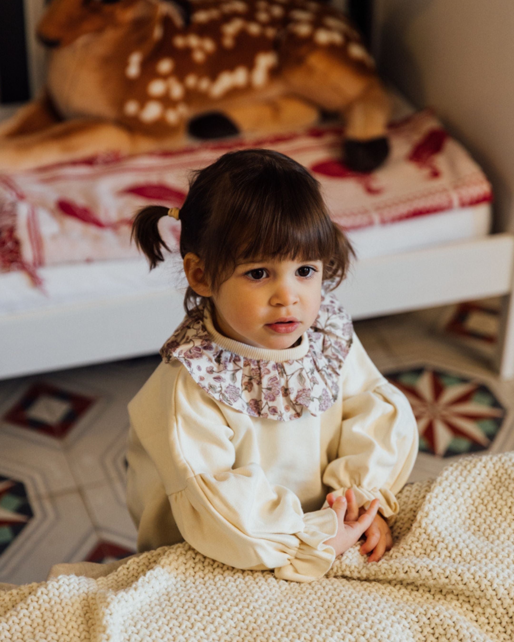 Sweat pour enfant et bébé en molleton écru et collerette fleuri violet lavande. Made in Portugal. Coton GOTS