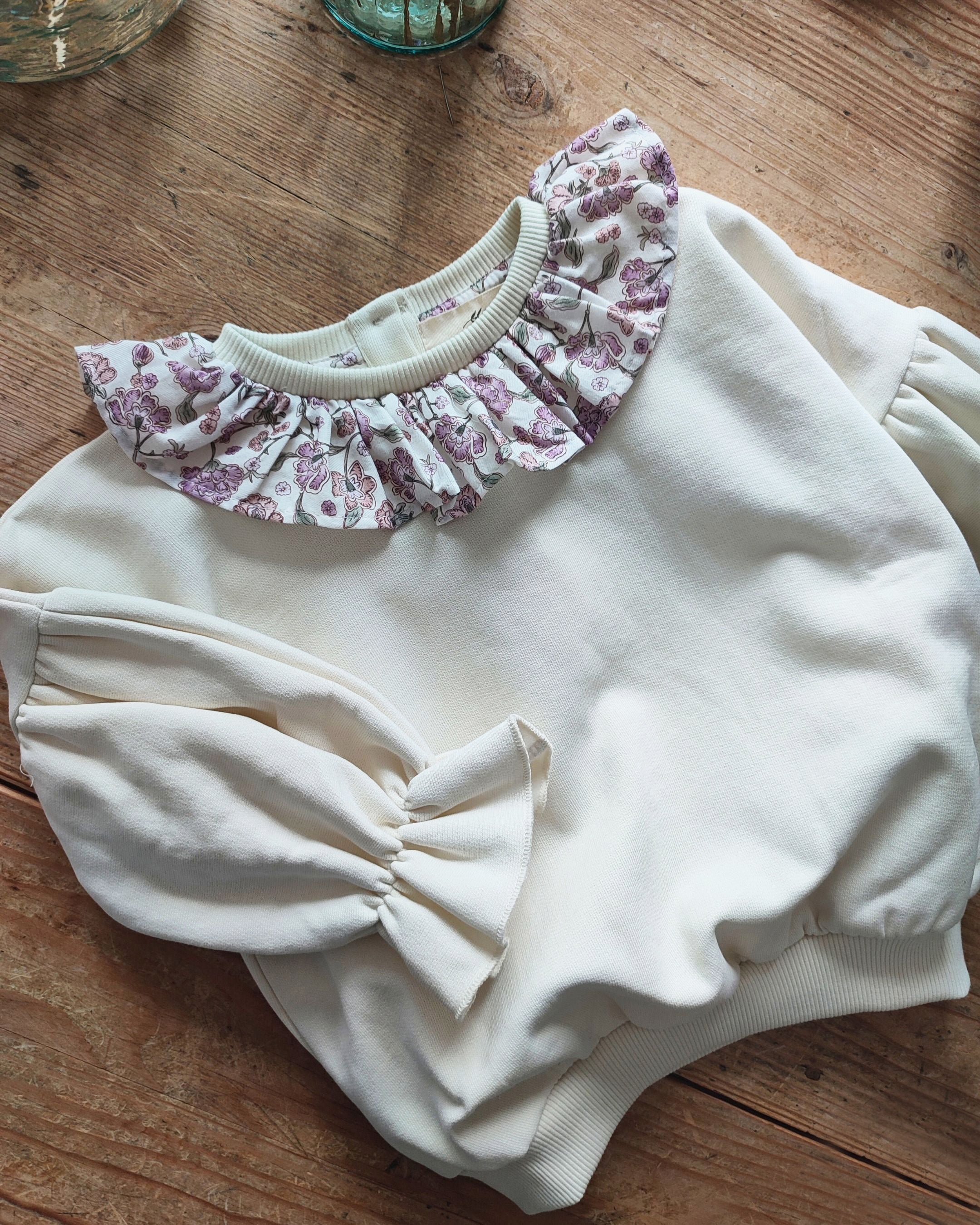 Sweat pour enfant et bébé en molleton écru et collerette fleuri violet lavande. Made in Portugal. Coton GOTS