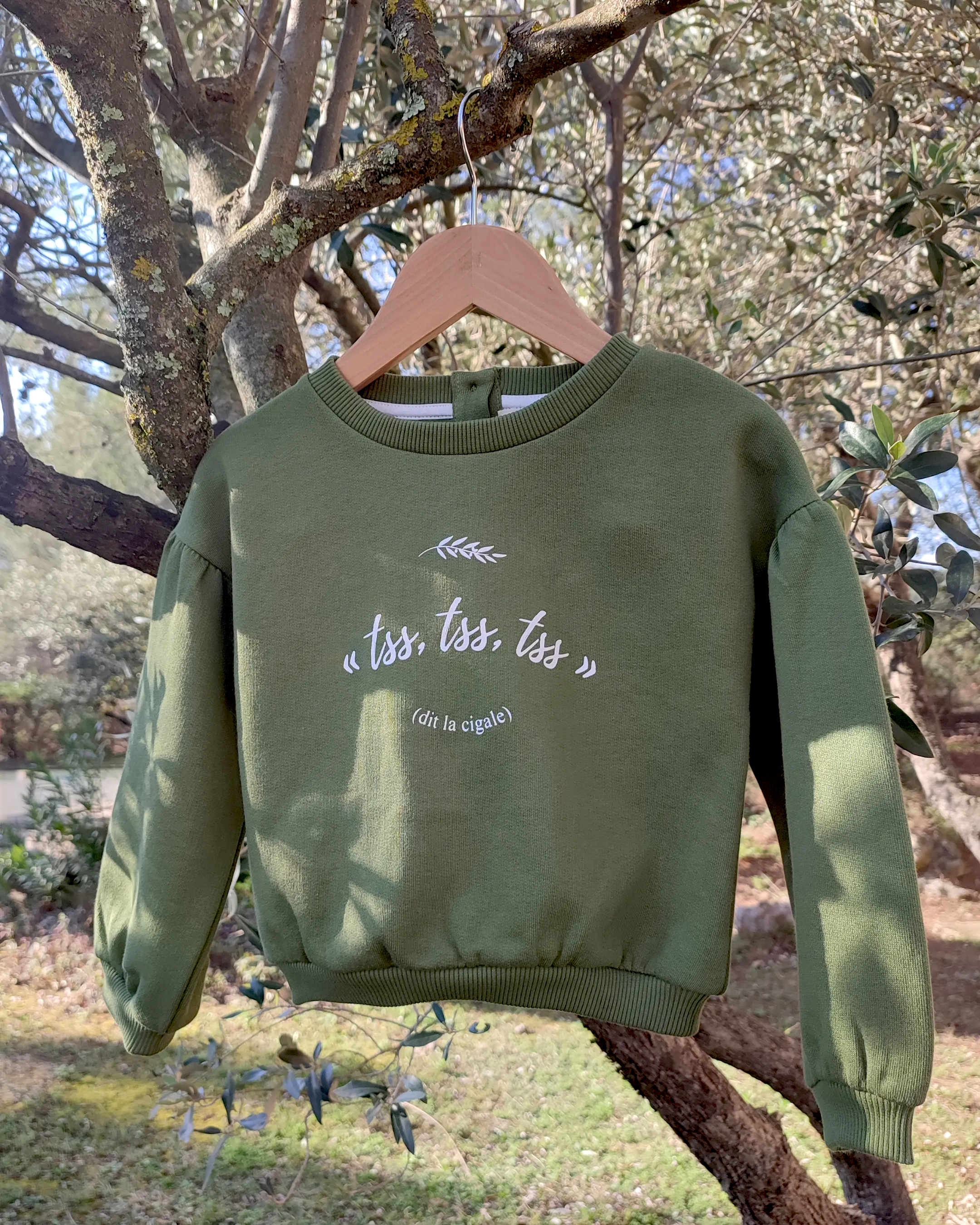 Sweat pour enfant et bébé en molleton vert olive avec impression Provence, "tss, tss, tss, dit la cigale". Made in Portugal. Coton GOTS