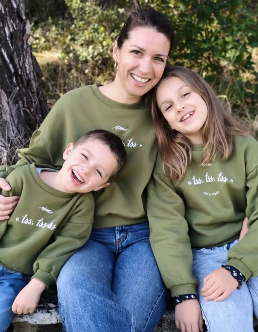 Sweat femme en molleton vert olive avec impression Provence, "tss, tss, tss, dit la cigale".Made in Portugal. Coton GOTS