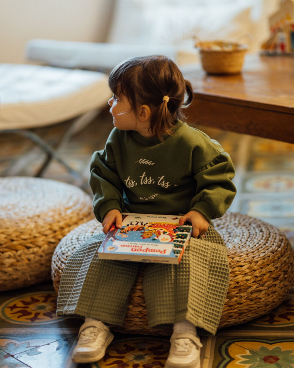 Sweat pour enfant et bébé en molleton vert olive avec impression Provence, "tss, tss, tss, dit la cigale". Made in Portugal. Coton GOTS