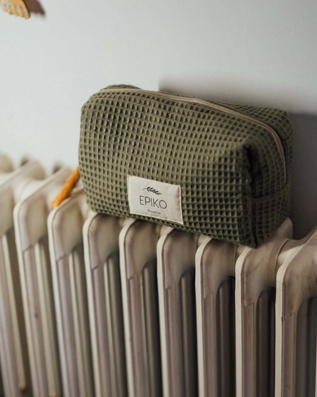 Trousse de toilette naissance en nid d'abeille vert olive, cadeau de naissance idéal. Made in France. Coton GOTS
