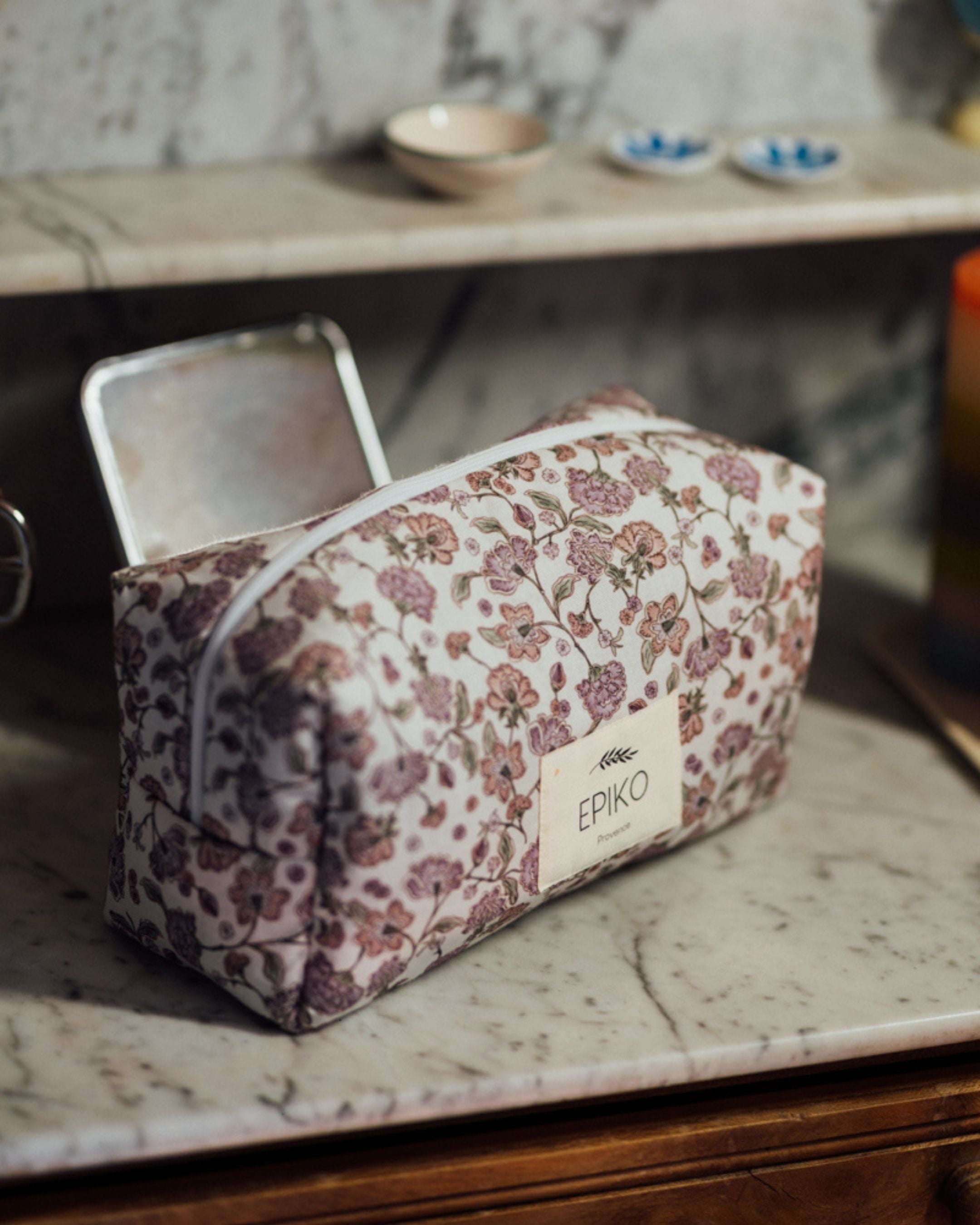 Trousse de toilette naissance en tissu fleuri violet lavande, cadeau de naissance idéal. Made in France. Coton GOTS