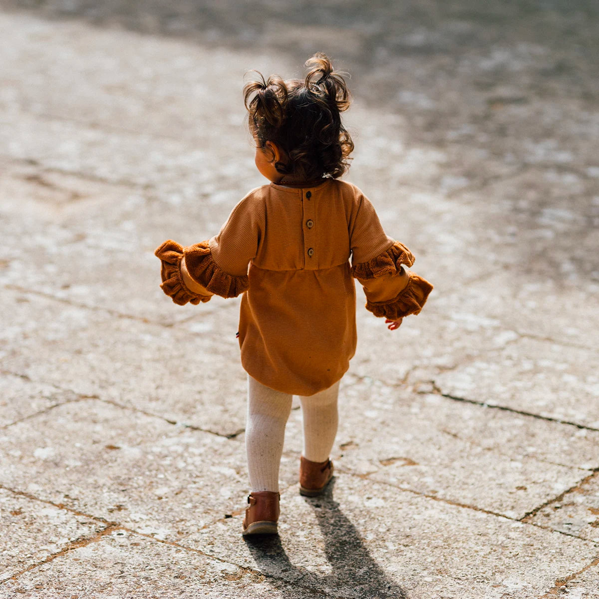 barboteuse bébé nid d'abeille camel à volants. Made in france. Coton oekotex