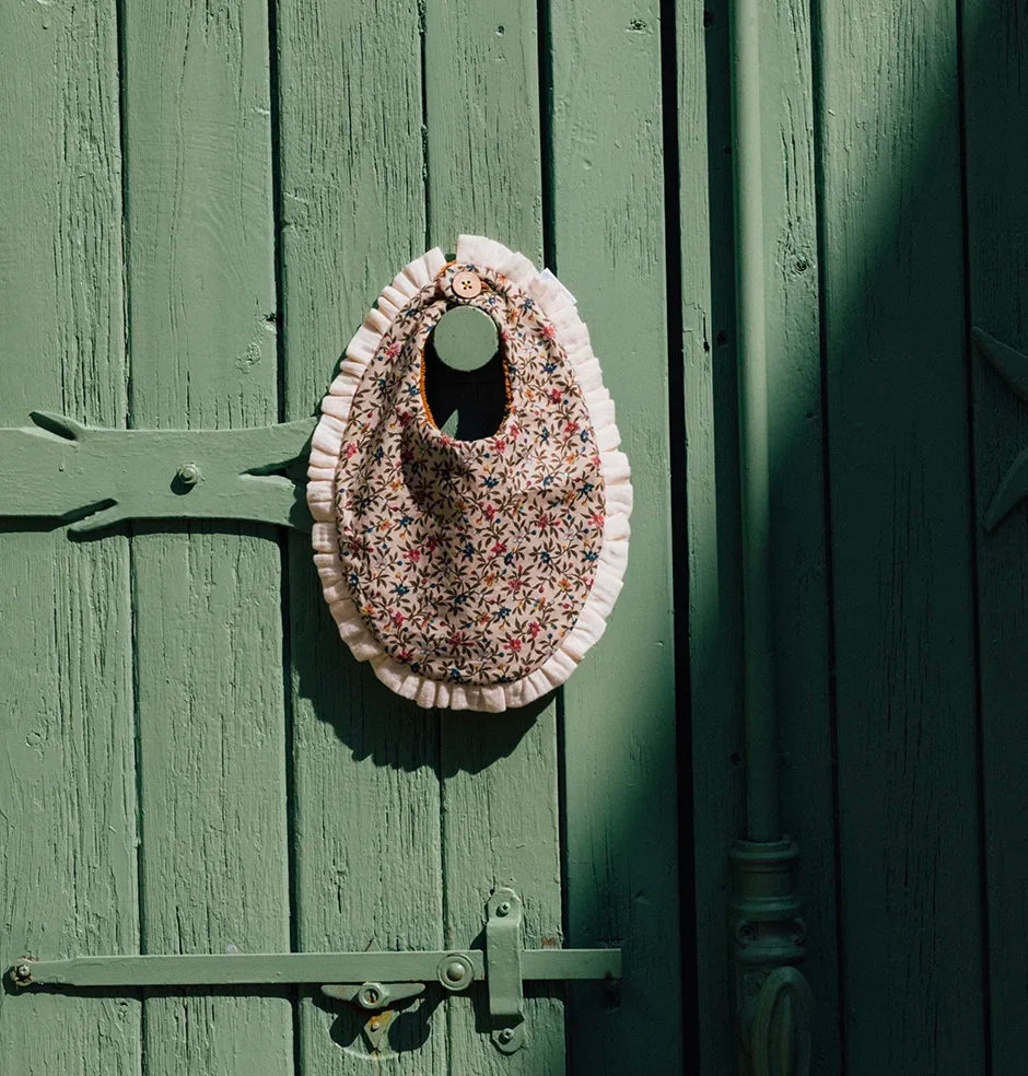 bavoir bébé en tissu fleuri à volant, doublure eponge bambou camel. Made in France. Coton bio GOTS