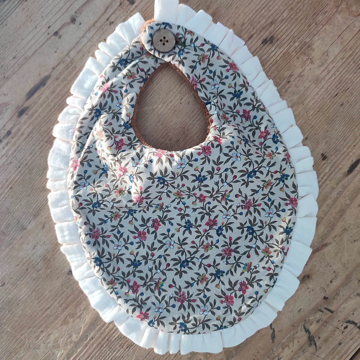 Bavoir bébé fleuri avec volant HIBISCUS