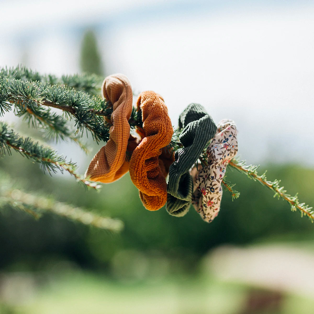 chouchou pour cheveux. Accessoire de cheveux pour fille et femme. Plusieurs coloirs, velours cotelé vert olive, tissu fleuri, eponge camel, nid d'abeille camel. Coton bio GOTS. Made in france