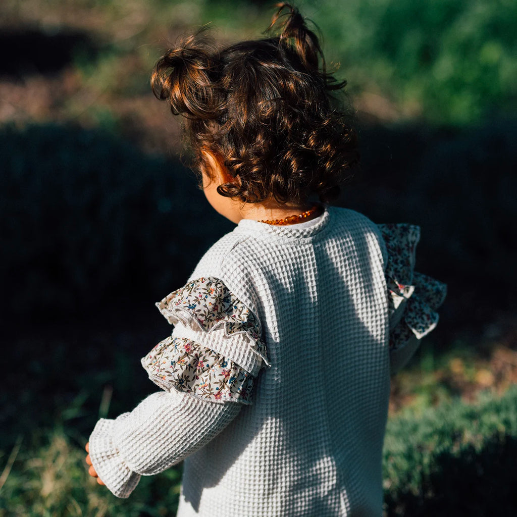 combinaison bébé nid d'abeille ecru à volants feluri. Made in Portugal. Coton bio GOTS