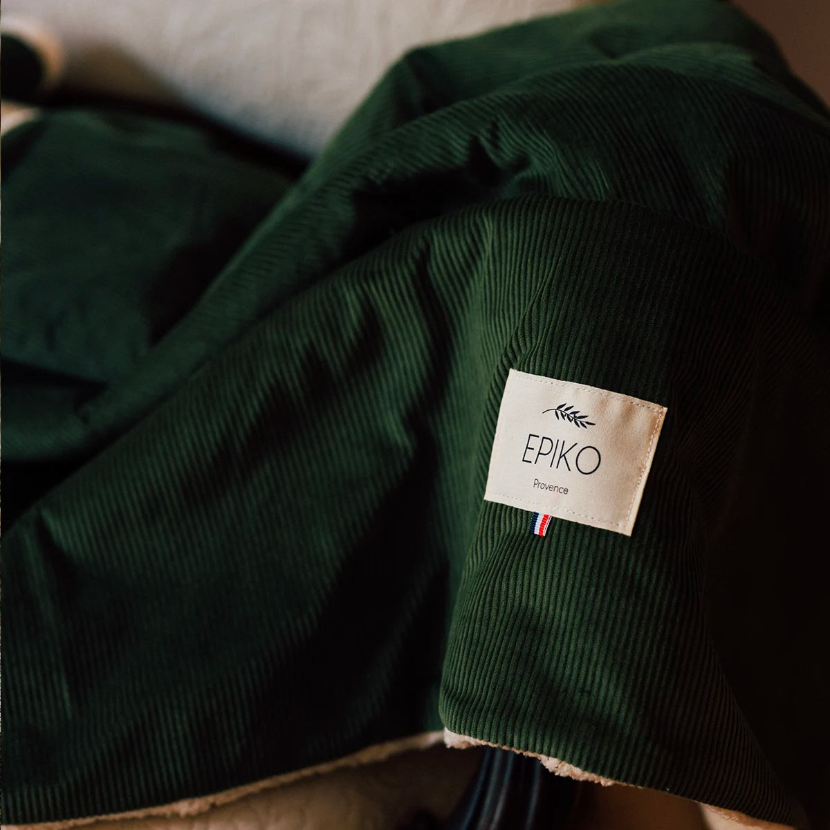 couverture velours vert olive, made in france. Coton bio GOTS