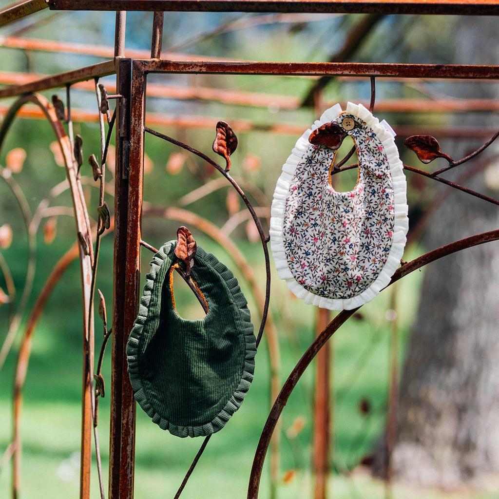 Bavoir bébé velours olive avec volant HIBISCUS