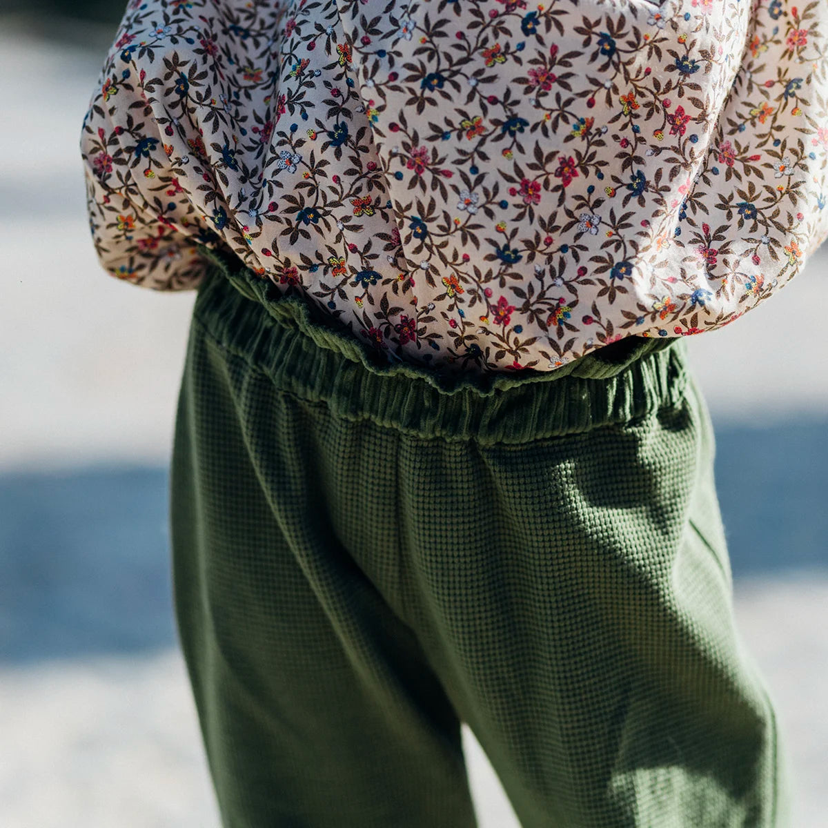 pantalon bébé en nid d'abeille maille vert olive, ceinture velours cotelé. Made in france. Coton oekotex